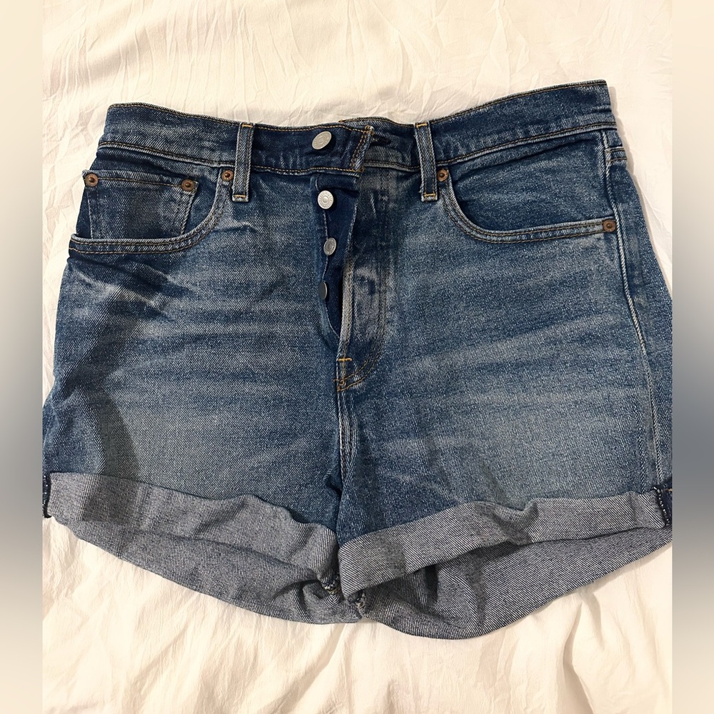 Levi Women’s wedgie shorts